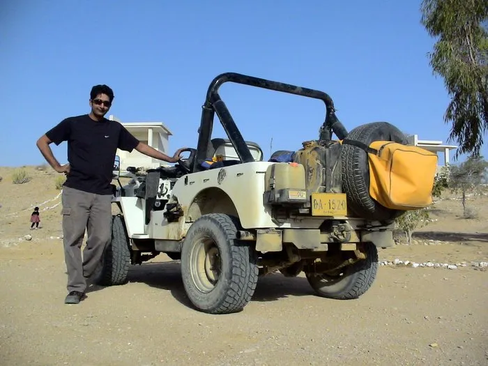 KO next to Jeep
