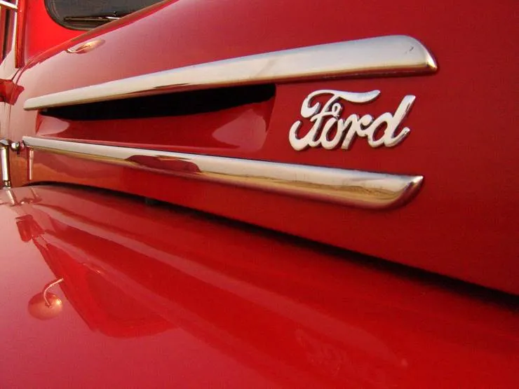 Ford F1 - the Ford sign on the hood