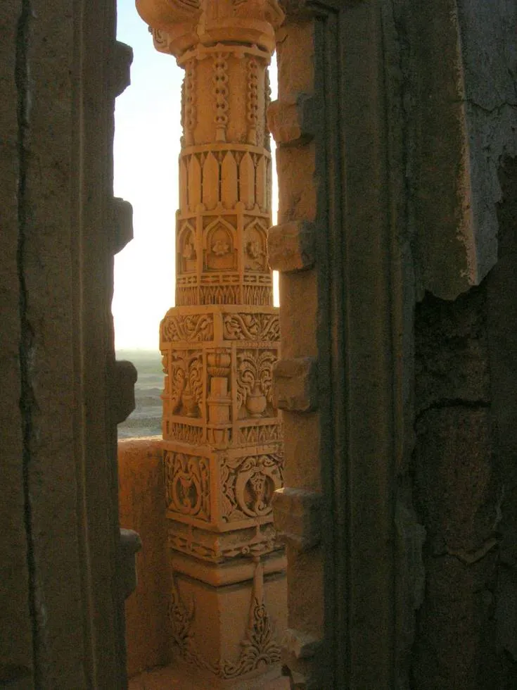 Carving on pillar