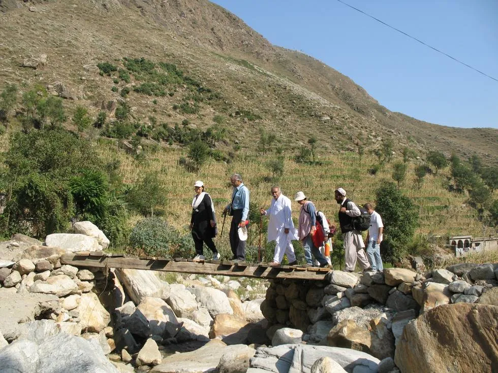 Walking to the Barakayli Village
