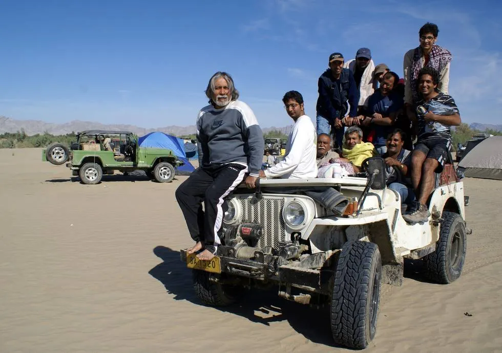 12 people on the most powerful Jeep with a broken leaf spring